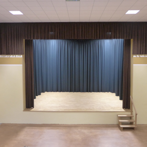 Kombinacija black out in žametnih zaves